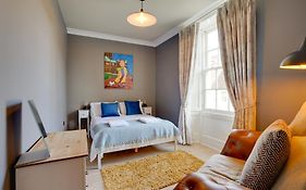 Little Edge: Bright And Modern Central Apartment